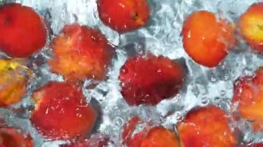 Dinamik Su Sıçratma Şeftali ile, Yavaş Hareket Üst Görünümü.