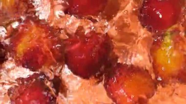 Taze kırmızı şeftalilerin meyvemsi yaz arkaplanı su üstünde yavaş çekimde