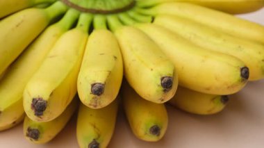 Bir demet taze bebek muzunun yakın plan görüntüsü