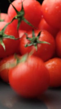 Taze Olgun Domates Sulama Dikey Yavaş Hareketiyle Suya Düşüyor.