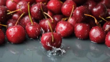 Suya düşen olgun, tatlı kiraz. Yavaş Çekimde Tazeliğin Sıçrayışı