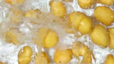 Tüm Çiftlik Taze Patatesleri Dalgalanmalar Yavaş Hareketle Suya Düşüyor