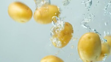 Taze Organik Patates Kabarcıklarla Suya Düşüyor