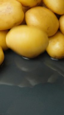 Patateslerin yavaşça suya düşmesi, su sıçratması..