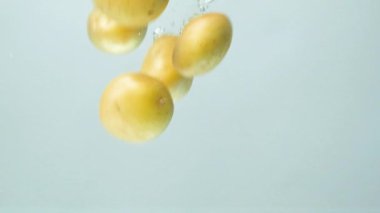 Taze Organik Patates Kabarcıklarla Suya Düşüyor