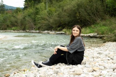 Modern Stil Genç Kız Açık Hava Nehir Kenarı