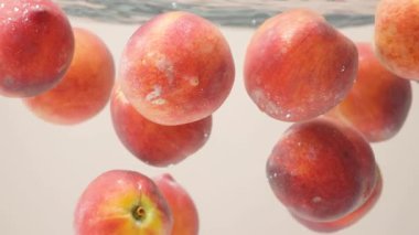 Sulu Şeftali Yavaş Çekimde Su Damlatıyor.