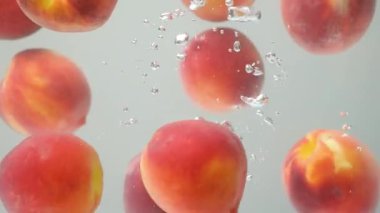 Dinamik Su Fıskiyesi Tüm Şeftali ile, Yavaş Hareketli Makro.