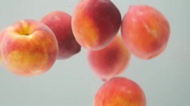 Dinamik Su Fıskiyesi Tüm Şeftali ile, Yavaş Hareketli Makro.