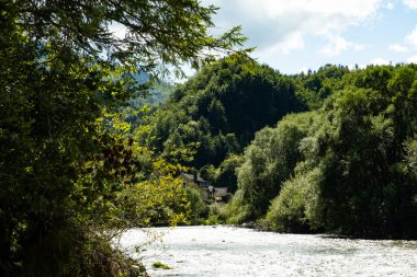 Avusturya Dağları ve Alp Doğası 'nın Uzak Köyü Panoramik Manzarası.