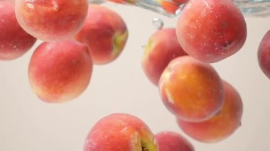 Olgun Şeftaliler Yavaş Çekimde Suya Düşüyor.