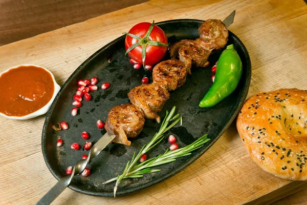 Camarão shish kebab com tomate fresco e pimenta. Com molho de churrasco e tortilla fresca. Em uma bandeja de madeira Fotos De Bancos De Imagens