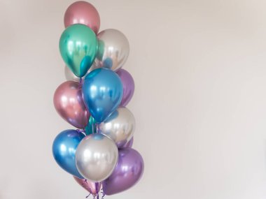 Işık duvarının arka planında çok renkli balonlar var. sağ odaklı resim