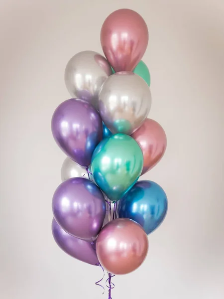 Balões multicoloridos em um fundo claro. orientação vertical Imagens De Bancos De Imagens