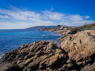 Güzel kayalık kıyı, masmavi su ve mavi gökyüzü Saint Aygulf, Fransa 'da güneşli havada