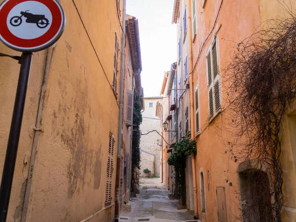 Hermosas calles estrechas del casco antiguo de Saint-Tropez, Francia — Foto de Stock