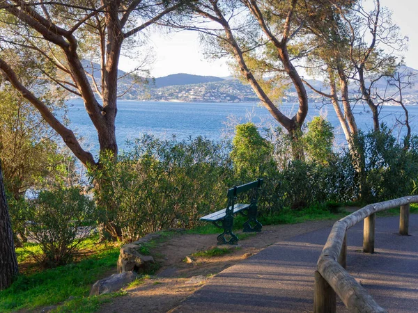 Saint-Tropez, Fransa 'da şehir gözlem güvertesinin kenarında bir bank.