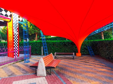 Sochi, Rusya, Haziran 2020. Karantina Coronavirus döneminde Sochi Parkı. İnsan yok. Dinlenme alanı. Şehir eğlencesi.