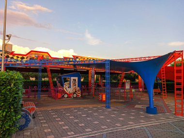 Sochi, Rusya, Haziran 2020. Karantina Coronavirus döneminde Sochi Parkı. İnsan yok. Dinlenme alanı. Şehir eğlencesi.