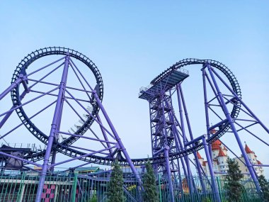 Sochi, Rusya, Haziran 2020. Karantina Coronavirus döneminde Sochi Parkı. İnsan yok. Dinlenme alanı. Şehir eğlencesi.