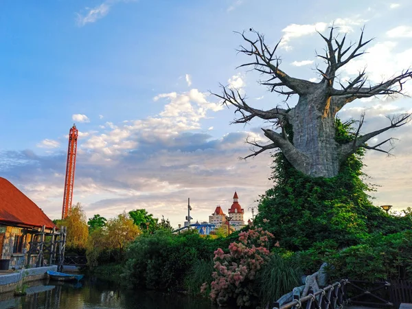 Sochi, Rusia, junio de 2020. Parque Sochi en el período de coronavirus cuarentena. No hay gente. Zona de recreo. Atracción urbana . — Foto de Stock