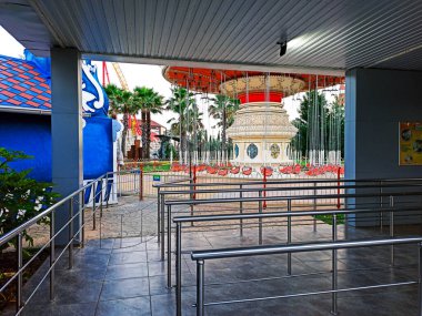 Sochi, Rusya, Haziran 2020. Karantina Coronavirus döneminde Sochi Parkı. İnsan yok. Dinlenme alanı. Şehir eğlencesi.