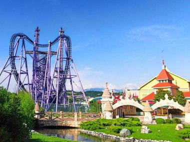 Sochi, Rusya, Haziran 2020. Karantina Coronavirus döneminde Sochi Parkı. İnsan yok. Dinlenme alanı. Şehir eğlencesi.