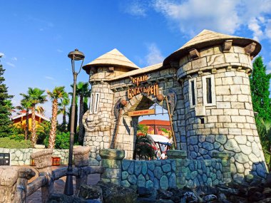 Sochi, Rusya, Haziran 2020. Karantina Coronavirus döneminde Sochi Parkı. İnsan yok. Dinlenme alanı. Şehir eğlencesi.