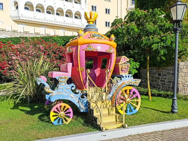 Sochi, Rusya, 20 Haziran 2020. Sochi Parkı. Karantina koronavirüsü. İnsan yok. Dinlenme alanı. Şehir eğlencesi.