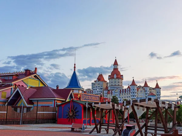 Sochi, Rusia, junio de 2020. Parque Sochi en el período de coronavirus cuarentena. No hay gente. Zona de recreo. Atracción urbana . — Foto de Stock