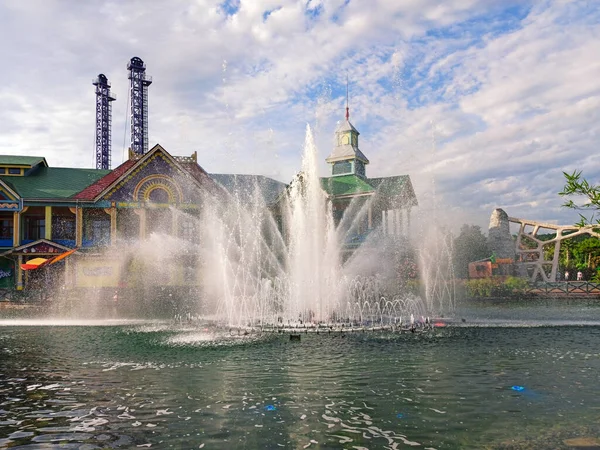 Sochi, Rusia, 20 de junio de 2020. Gran fuente hermosa en el lago en Sochi Park. Coronavirus de cuarentena. No hay gente. Zona de recreo. Atracción urbana . — Foto de Stock