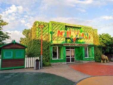 Sochi, Rusya, Haziran 2020. Karantina Coronavirus döneminde Sochi Parkı. İnsan yok. Dinlenme alanı. Şehir eğlencesi.