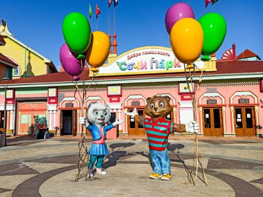 Sochi, Rusya, Haziran 2020. Karantina Coronavirus döneminde Sochi Parkı. İnsan yok. Dinlenme alanı. Şehir eğlencesi.