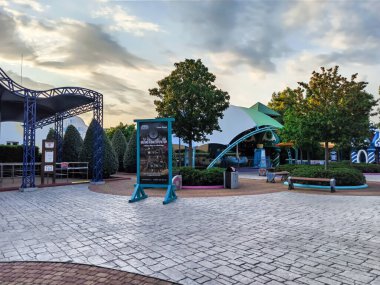 Sochi, Rusya, Haziran 2020. Karantina Coronavirus döneminde Sochi Parkı. İnsan yok. Dinlenme alanı. Şehir eğlencesi.