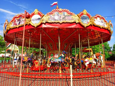 Sochi, Rusya Haziran 2020. Sochi Park 'ta cazibe. Atlı atlıkarınca. Olympic Park 'ta. Karantina, koronavirüs. Kimse yok..
