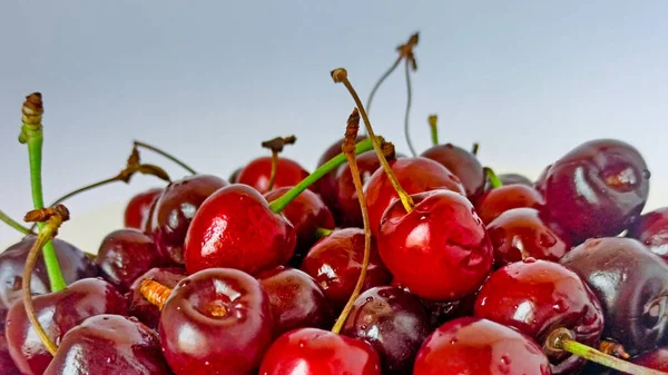 Close-up sweet cherry. Ripe red berries. Selective focus — Stock Photo, Image