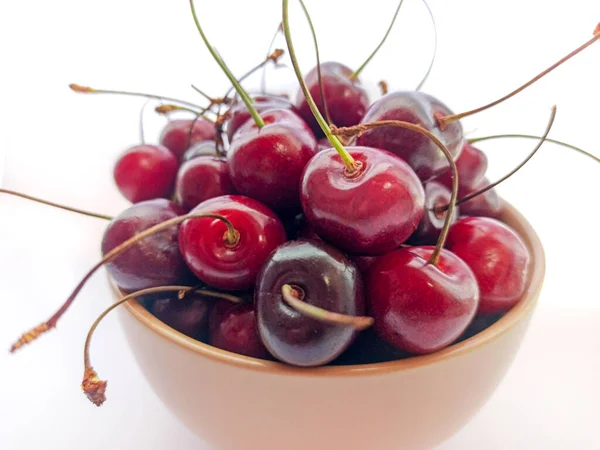 Sweet cherries in a cup on a white background. Fresh ripe berries, healthy lifestyle — Stock Photo, Image