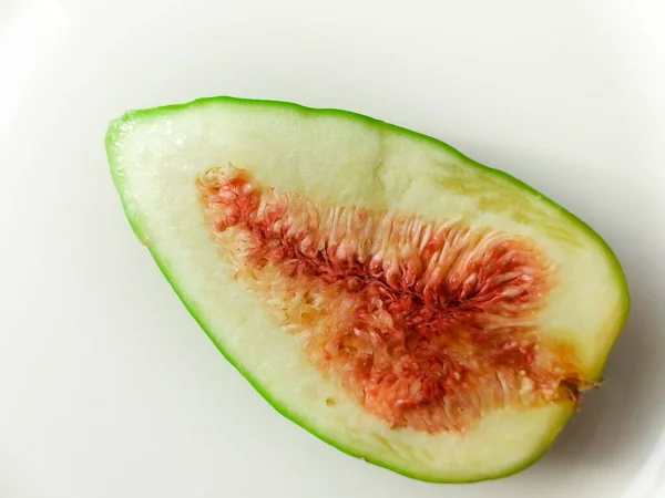  Beyaz arka planda olgun incirler. Yakın çekim, seçici odaklanma