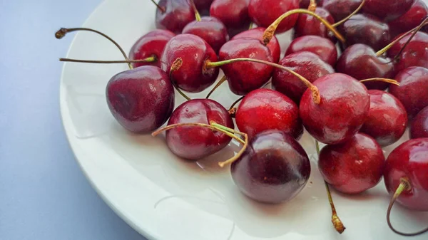 Red sweet berries on a plate. Vegetarian food for health. Selective focus — Stock Photo, Image