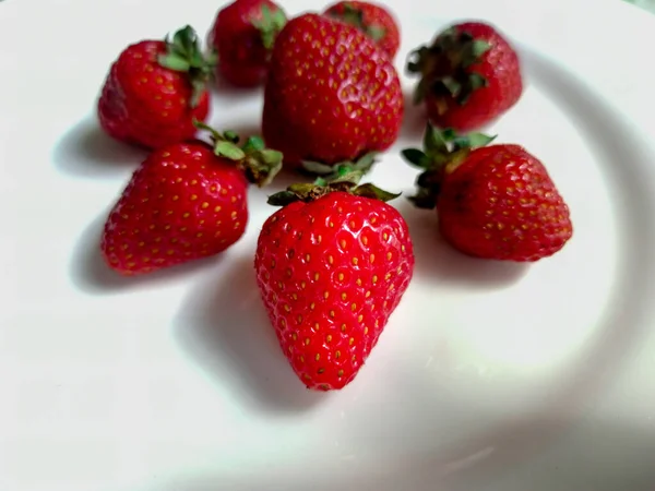 Fresas frescas apetitosas en un plato blanco. Vegetariano, estilo de vida saludable — Foto de Stock