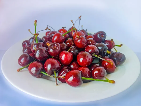 Red sweet berries on a plate. Vegetarian food for health. Selective focus — Stock Photo, Image
