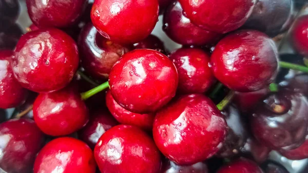 Close-up sweet cherry. Ripe red berries macro photography. Selective focus — Stock Photo, Image