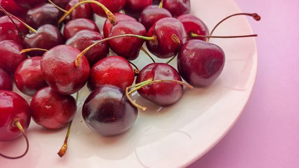 Fresh cherries on a plate background. Ripe red berries close-up. Selective focus — Stock Photo, Image