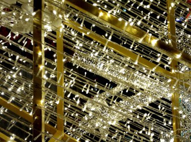 Gecenin renkli ışığı.