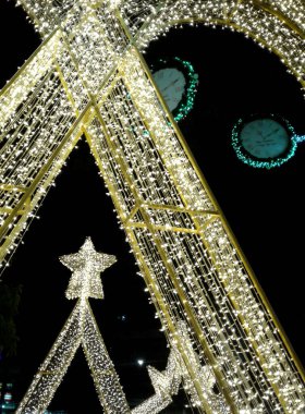 Altın süslemeli Noel ağacı
