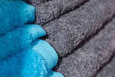 Katlanmış mavi ve gri havlular, yakın çekim kumaş dokusu