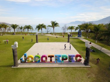 Jocotepec, Meksika-12 Ocak 2020: Jocotepec Boardwalk 'un havadan görünüşü, arka planda kasabanın adı ve Chapala Gölü olan mektuplarda