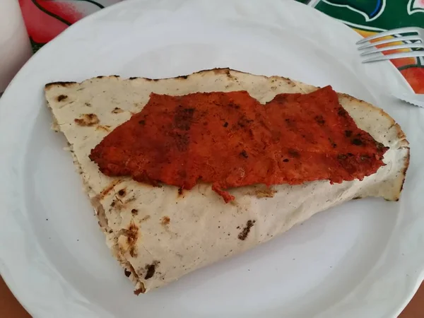 Traditionell Oaxacansk Maträtt Kallad Tlayuda Med Enchilada Kött Vit Tallrik — Stockfoto