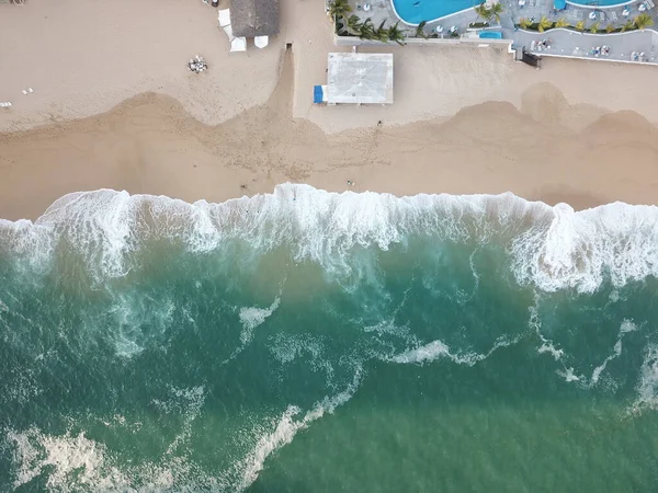 Vista Cenital Las Olas Mar Azul Una Playa Acapulco Arena — Foto de Stock