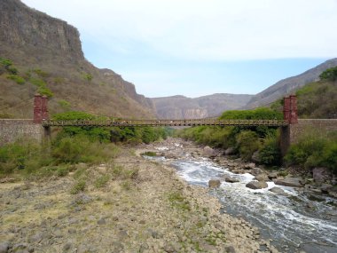 Guadalajara, Jalisco 'daki Huentitan Kanyonu' ndaki Arcediano Köprüsü 'nün hava görüntüsü.